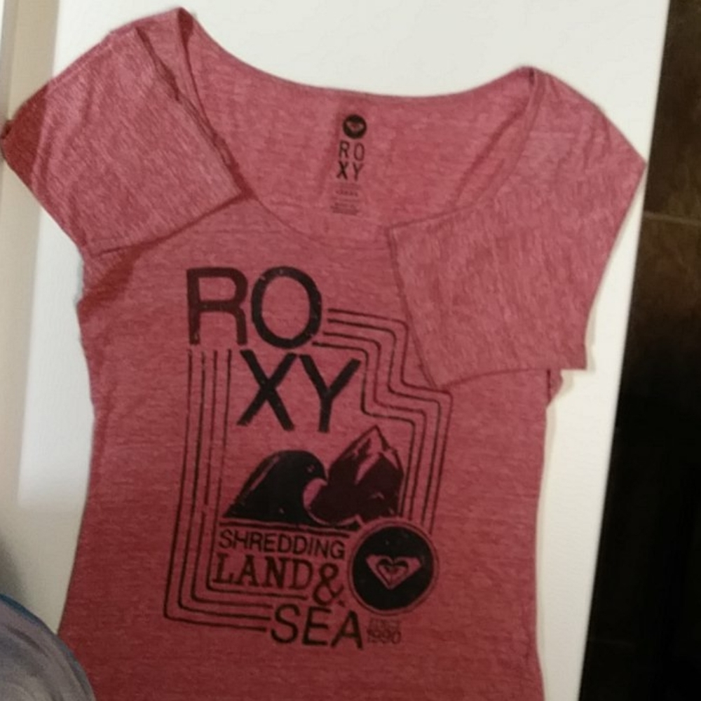 NWOT Vintage ROXY heathered red with black design and logo on front of shirt.